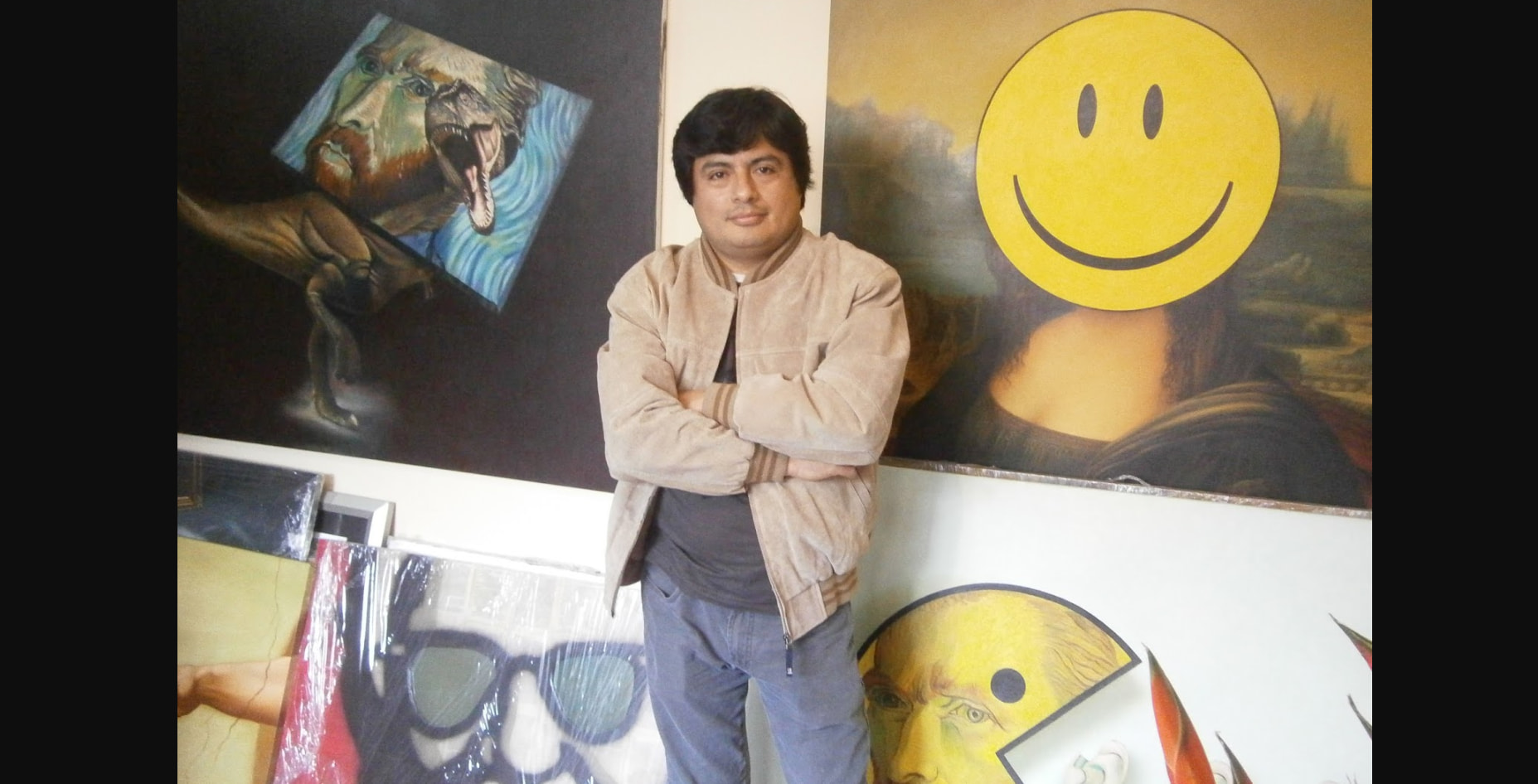 Interior de galería con obras de arte expuestas